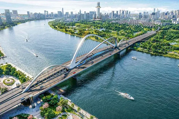 Artist's impression of Thu Thiem Bridge 4 crossing the Saigon River, with the city skyline behind. The bridge is planned and not yet built.